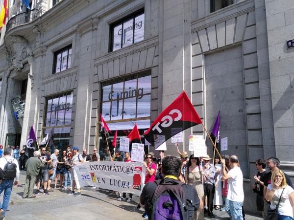 Manifestación frente al edificio de Telefónica